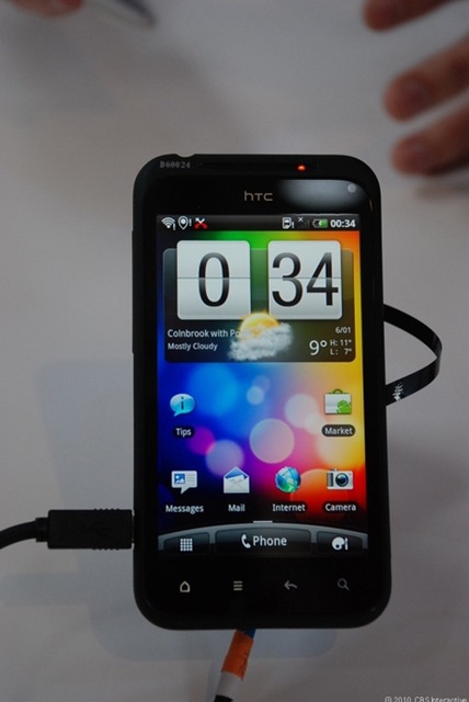 　HTCは現地時間2月15日、スペインのバルセロナで開催されている世界最大のモバイル関連の展示会2011 Mobile World Congress（MWC）で、同社人気のスマートフォン3機種を刷新し、「HTC Incredible S」「HTC Wildfire S」「HTC Desire S」を発表した。同社はこのほか、「HTC Flyer」「HTC ChaCha」「HTC Salsa」も発表している。本記事では、Incredible Sを紹介する。

　Incredible Sは、4インチのWVGAディスプレイを搭載し、前面の右上部にカメラが付いている。前面下部には4つのタッチコントロール（戻る、ホーム、メニュー、検索）がある。