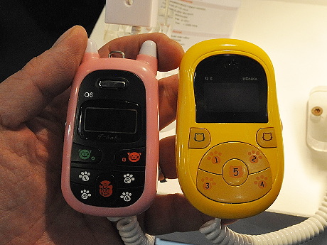 KONKA　子供用携帯電話

　中国KONKAの子供用の携帯電話。色合いがカラフルなほか、数字キーを廃して短縮ボタンだけにしている。そのボタンもピンクのモデルはかわいいアイコンが描かれているなど、子供が毎日楽しく使いたくなるような工夫がされている。