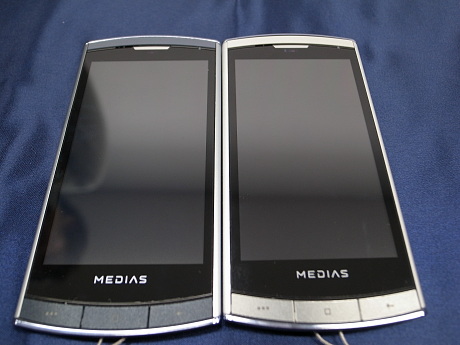 　カラーは、ブラック（左）とホワイト（右）の2色。シンプルなデザインだ。