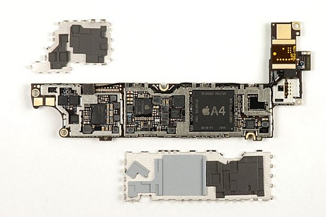 　2つの金属製シールドをメインPCBから取り外すと、その下にあったチップのいくつかを確認できる。大きな「A4」プロセッサもその1つだ。