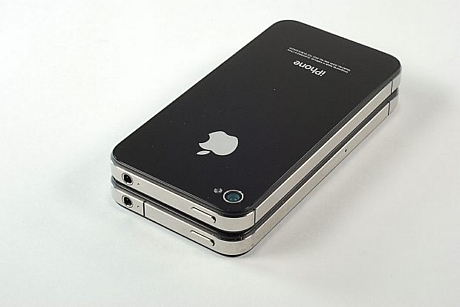　Verizon版iPhone 4（上）とAT&T版iPhone 4の上側面。