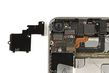 　AT&T版iPhone 4と同様に、メインPCB上の金属製シールドによって複数のコネクタが覆われている。