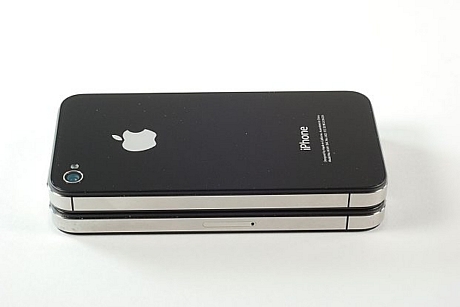 　Verizon版iPhone 4（上）とAT&T版iPhone 4の右側面。

　両デバイスの右側面を見ると、Verizon版にはSIMカードスロットがないことも確認できる。