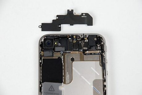 　AT&T版iPhone 4の上部に配置されているPCBシールド。Verizon版のシールドと形状が大きく違うことに注目してほしい。