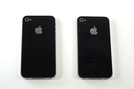 　Verizon版iPhone 4（左）とAT&T版iPhone 4の背面。