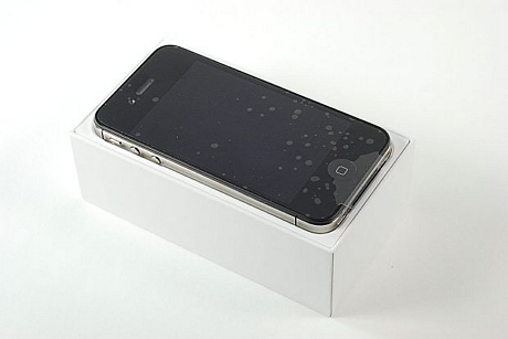 　Verizon版iPhone 4の箱を開ける。