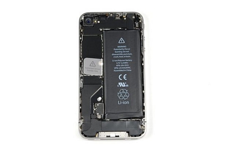 　比較のために、AT&T版iPhone 4を分解した記事「フォトレポート：分解、「iPhone 4」--アップル最新携帯電話の内部に迫る」の写真を掲載しておく。