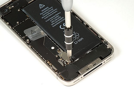 　Verizon版iPhone 4分解の最初の手順は、バッテリの取り外しだ。バッテリコネクタは1本の#00プラスねじで固定されている。