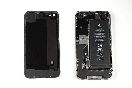 　背面カバーを取り外すと、Verizon版iPhone 4の内側が見えるようになった。一見したところでは、AT&T版iPhone 4とほとんど同じに見える。