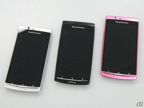 　NTTドコモから販売されるXperia arcは、ソニー・エリクソン・モバイルコミュニケーションズが米国ラスベガスで開催された「2011 International CES」で発表したグローバルモデルと同等のモノだが、新たなカラーバリエーションを追加。これまでに公開されてきた「Misty Silver」、「Midnight Blue」に加え、「Sakura Pink」の3色展開となる。