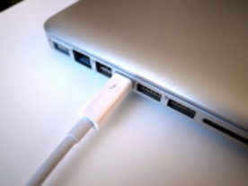 アップル、新MacBook Pro搭載の「Thunderbolt」デモ--5Gバイトのファイル転送も数秒で