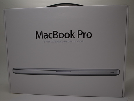 　アップルは2月24日、MacBook Proを刷新した。今回は、15インチモデルを入手したので、開封の儀をお届けする。写真は、15インチモデルのケース。