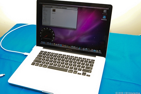 　Intelは米国時間2月24日、以前は「Light Peak」と呼ばれていたデータ接続技術「Thunderbolt」の仕様に関する概要を発表した。同技術は同日に発表されたAppleの「MacBook Pro」に搭載されており、Intelは発表の場でこの新型MacBook Proを利用したデモを披露した。