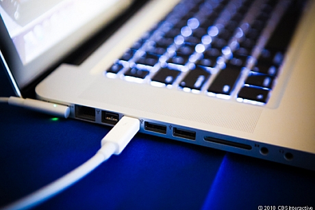 　新型MacBook ProにはThunderboltポートが1つしかないが、デイジーチェーン接続に対応している。