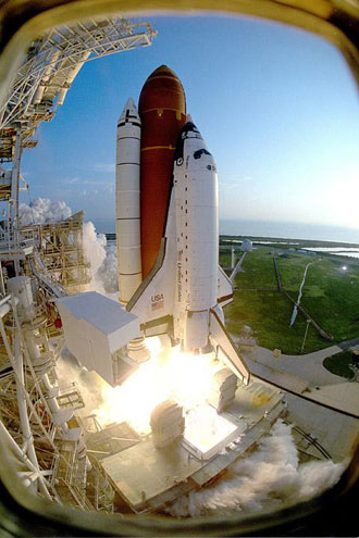 　Discoveryが1993年9月12日、ケネディ宇宙センターの発射台Bから打ち上げられている。ミッションSTS-51に向かうところ。