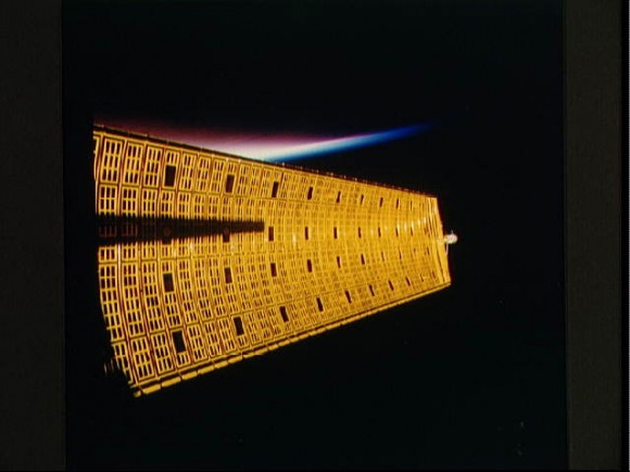 　1984年9月6日、Discoveryに搭載されたOAST-1ペイロード用の太陽電池実験パネル。複数の高度な実験用機材が搭載されている。