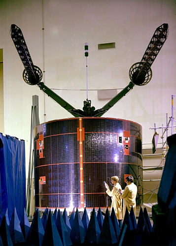 　「LEASAT」衛星は最終的に世界規模の通信衛星サービスを米国防総省に提供するものだった。

　「LEASAT 1」は1984年8月30日、Discovery初のミッションであるSTS-41-Dで打ち上げられた。