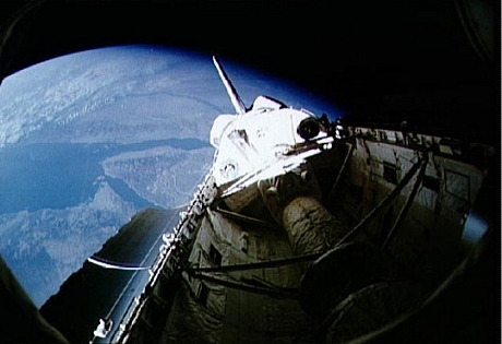 　この美しい写真は1992年1月22日にDiscoveryのペイロードベイを撮影したもの。「International Microgravity Laboratory 1」と「Spacelab」モジュールが写っており、背景には紅海とシナイ半島の一部が見える。