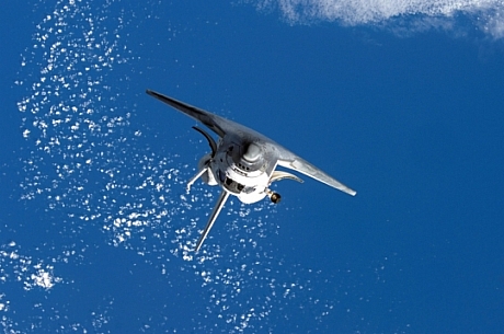 　2007年10月25日、Discoveryが、地球の青い海と白い雲を下にして、国際宇宙ステーション（ISS）に近づいている。