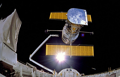 　1990年4月25日、ミッションSTS-31の中で放出されるHubble宇宙望遠鏡を、カーゴベイカメラが撮影した。