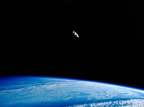 　1990年、太陽を研究するための無人探査機「Ulysses」がDiscoveryから配備された。Ulyssesの旅は最終的に18年以上におよび、太陽についての価値ある新知識をもたらした。