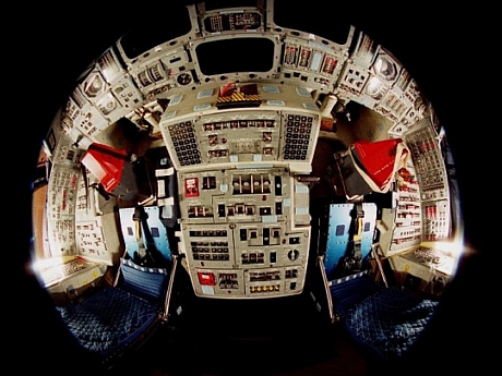 　魚眼レンズで撮影されたこの写真には、STS-95ミッション向けに構成されたDiscoveryの操縦室が写っている。左が船長のCurtis Brown氏の席で、右が操縦士のSteve Lindsey氏の席だ。

　Discoveryは、新しい領域に足を踏み入れる初めてのシャトルの役割を何度か果たしたことがある。そして退役が近づいた今、伝説のDiscoveryは再び歴史的な偉業を達成しようとしている。

　Discoveryは何カ月もの遅延を経て先日開始された現在のミッションから帰還した後、NASAのスペースシャトルの中で初めて退役するシャトルとなる。