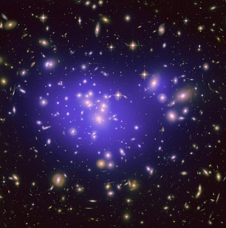 　Hubble宇宙望遠鏡が撮影した銀河団Abell 1689。