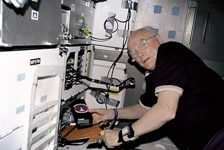 　1998年、DiscoveryのミッションSTS-95で、当時77歳のJohn Glenn氏が宇宙を訪れた最高齢者となった。