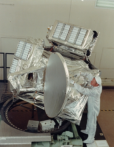 　Discoveryは1992年のミッションSTS-48で、「Upper Atmosphere Research Satellite」（UARS）を打ち上げた。

　10個のセンサと測定機器を搭載したUARSは、オゾン層が含まれる地球大気の上層部である成層圏の詳細な調査を行った。