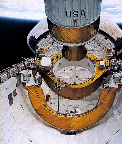 　Discoveryの7度目の宇宙飛行であるミッションSTS-26は、1988年9月29日に打ち上げが行われた。

　この通信衛星「Tracking and Data Relay Satellite」は、地上2万2300マイル（約3万5800km）の静止軌道上で機能している。「Challenger」の惨事を受けたNASAの「Return to Flight」ミッションで打ち上げられたもの。