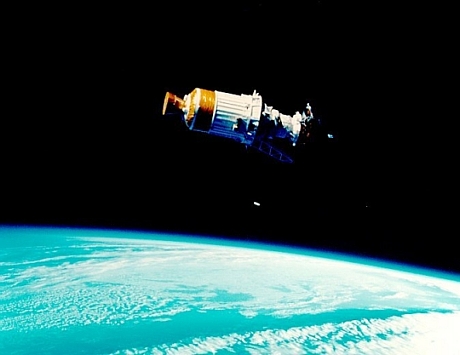 　このUlysses探査機は、1990年10月6日にDiscoveryから配備され、それまでの調査機器の中で最終的に太陽に最も近づいたものとなった。Ulyssesには「Inertial Upper Stage」と「Payload Assisted Module」という2つの推進モジュールがあった。