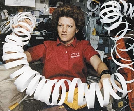 　1995年のミッションSTS-63でDiscoveryを操縦したEileen Collins氏は、スペースシャトルを操縦した初めての女性となった。このミッションでは、Discoveryがロシアの宇宙ステーション「Mir」とドッキングした。