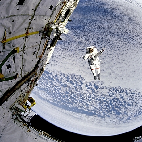 　1994年9月16日、南太平洋のはるか上空でDiscoveryの横を浮遊するNASA宇宙飛行士のMark C. Lee氏。
