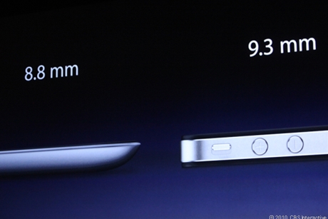 　iPad 2（左）とiPhone 4（右）の薄さを比較。
