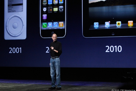 　2001年のiPod、2007年のiPhone、2010年のiPadなどApple製品のこれまでを振り返る。2011年はiPad 2の年になると宣言。