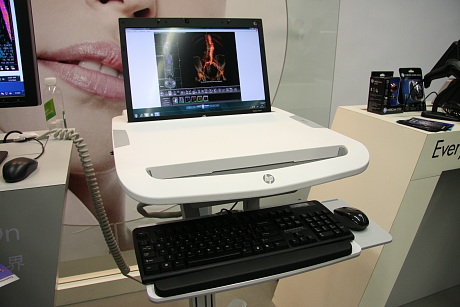 　写真は、ノートPCを組み込んだ医療用のボード。