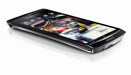 　Sony Ericsson Mobile Communicationsが、家電イベント「2011 International CES」で発表した最薄部8.7mmのスマートフォン「Xperia arc」。マルチタッチに対応した4.2型パネルを採用している。NTTドコモから3月24日に発売予定で、カラーバリエーションにはスマートフォンでは珍しいピンク色を用意した。