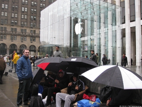 　Appleは米国時間3月11日、同社タブレット「iPad 2」の米国販売を開始した。ここでは、ニューヨークにおける発売の様子を画像でお届けする。

　米国東部標準時間10日正午、iPad 2を購入するために、4人がニューヨーク5番街にあるApple Storeの外には並んでいた。