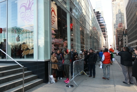 　iPad 2の発売2時間前。5番街にあるApple Storeでは、列が58丁目沿いに長くなり、玩具店の FAO Scwhartzまでに達した。