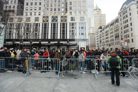 　5番街にあるApple Storeでは、11日午後2時までに並んでいる人の数が少なくとも500人程になった。