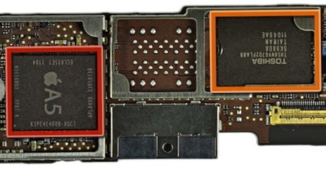 A5チップ（左）と東芝の16Gバイトフラッシュメモリチップ
