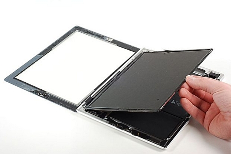 　iPad 2の液晶ディスプレイは4本の00番のプラスねじで固定されている。そのねじを取り外すと、液晶ディスプレイをフレームから持ち上げることができた。