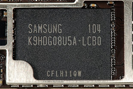 　分解したiPad 2には、16Gバイトのサムスン製NAND型フラッシュメモリ（K9HDG08U5A-LCB0）が使われている。