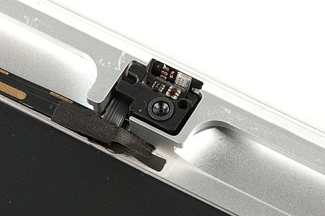 　iPad 2のフロントカメラでは、VGA画質で最大30fpsのビデオ撮影と、VGA画質の静止画の撮影が可能だ。カメラの上にあるは環境光センサ。