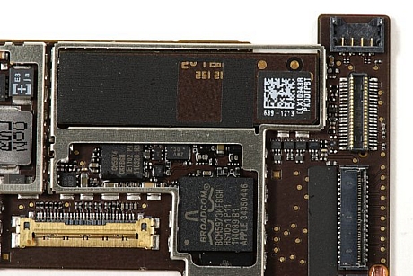 　iPad 2のワイヤレスカードは、メインPCBの上部に取り付けられている。
