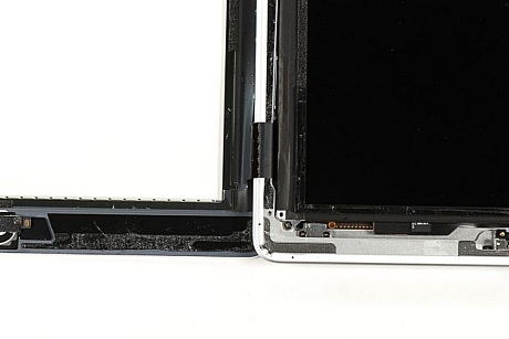 　この写真からは、フロントパネルのデジタイザとiPad 2のメインシステムボードがリボンケーブルで接続されていることが分かる。