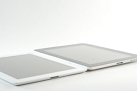 　iPad 2（左）と3G対応版iPadの厚さの比較。