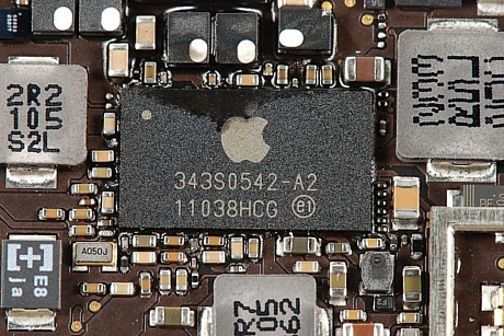 　「343S0542-A2 11038HCG」という刻印がある、Appleブランドのチップ。