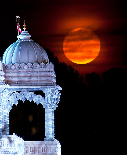 　約18年に1度、月が地球に最接近した状態となる「スーパームーン」が米国時間3月19日に見られた。ここでは、世界各地で撮影されたスーパームーンを紹介する。

　米国ジョージア州にあるヒンズー教寺院の背後に見えるスーパームーン。