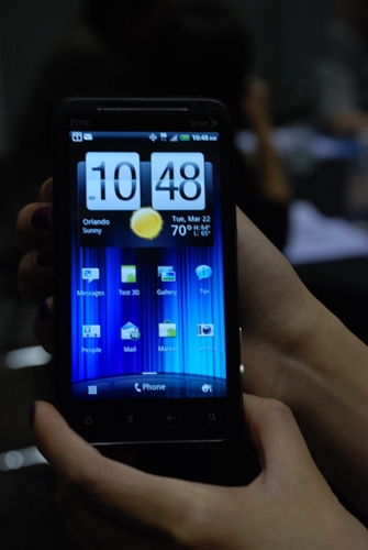 　Sprintは米国時間3月22日、フロリダ州オーランドで開催のCTIA 2011で「HTC Evo 3D」を発表した。

　Evo 3DはHTC製Android携帯電話の典型的な特徴を備えている。スリムなボディに、目を見張る4.3インチのQHDディスプレイを搭載している。OSには「Android 2.3」（Gingerbread）が搭載され、「HTC Sense」が稼働する。前面には1.3メガピクセルのカメラがあり、画面下にはタッチナビゲーションコントロールが配置されている。

　そのほか、1.2GHzのプロセッサや4Gバイトの内部メモリ、1730mAhのバッテリ、Bluetooth、Wi-Fi、GPSを搭載し、今夏の発売が予定されている。